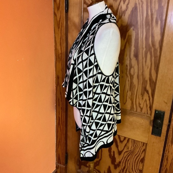 Derek Heart Black and White Geometric Cardigan - Picture 7 of 9